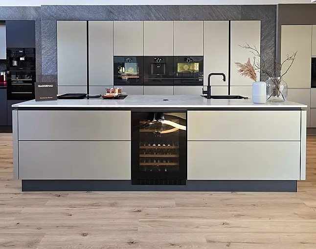 TOP-AKTUELLE HIGH-END GERÄTEAUSSTATTUNG VON GAGGENAU: Backofen mit 300°C -Backstein + separater Dampfbackofen (beide  mit Kerntemperatursensor) + Kaffeeautomat + Wärmeschublade + Vakuumierer! berbel Muldenlüfter mit Infinity-Kochfeld u. permalyt-Filter!