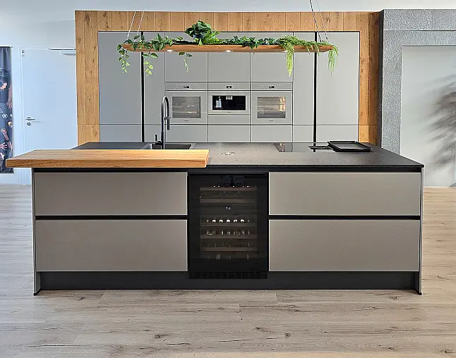Miele Combi-Dampfgarer m. HydroClean + Backofen m. Kernthermometer, Klimagaren &amp; Pyrolyse + Kaffeeautomat + Wärmeschublade + Gefrierer + XL-Kühlschrank m. Frischschubladen + Geschirrspüler. berbel Muldenlüfter m. Indukt. &amp; permalyt. 2Zonen-Weinkühlschrank