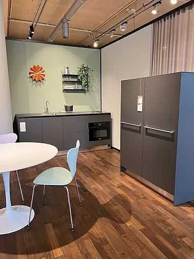 minimalistische Pantry bulthaup b3, Farbe graphit, Ausstellungsküche