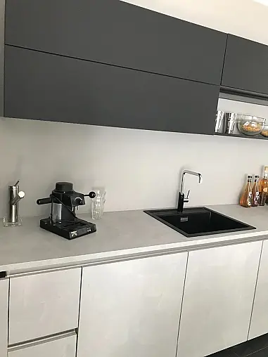 NOLTE MUSTERKÜCHE MATRIX 150 Manhattan beton hellgrau-Decor mit samtmattschwarz
