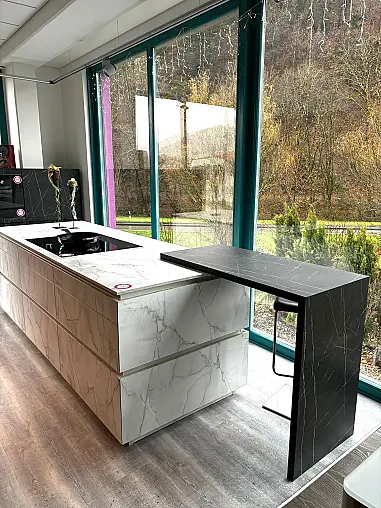 - Hochschrankzeile mit Kochinsel und Highboard - Marmoroptik und Nussbaum-Holznachbildung