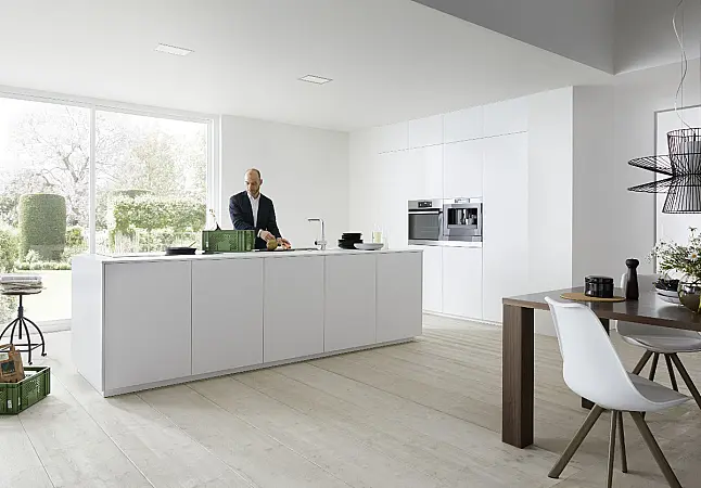 Moderne Inselküche in Kristallweiß matt