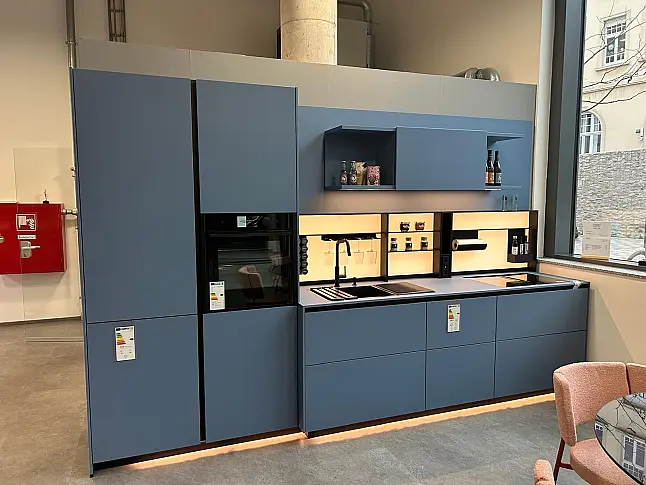 nx510 Azurblau Samtmattlack mit Neff Geräten und SensiQ Arbeitsfläche