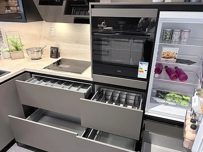 Designstarke funktionale grifflose Küche