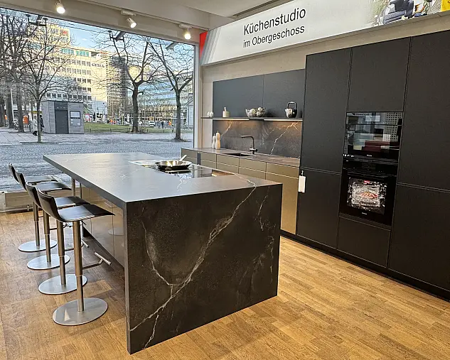 Hochwertige Design-Küche mit Echtholzfurnier und Bronze-Akzenten