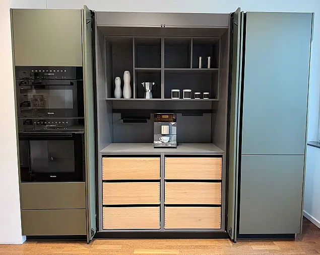 Moderne L-Küche mit innovativem Pocket-Door-System und Keramik-Arbeitsplatte