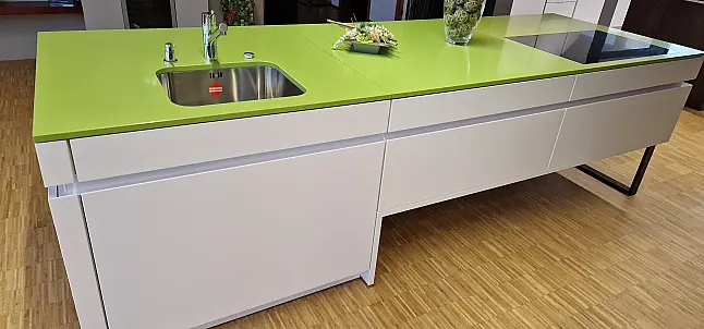 hochwertige Musterküche mit Kochinsel