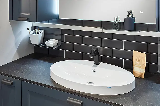 Exklusives Badezimmer  - Landhausstil - Fjordblau - LED-Beleuchtung