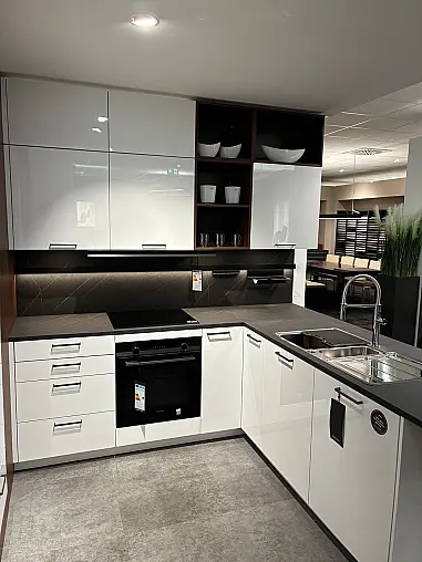moderne kristallweiß Hochglanz Lack U-Küche mit beleuchtetem Vitrinenschrank und Holzverkleidung Nussbaum