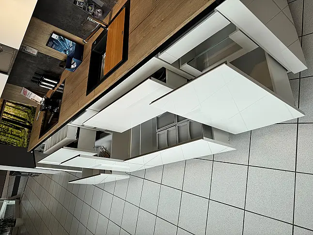 Hochwertige Lackküche mit tollen Designelementen