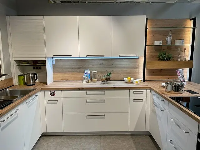 Große U-Küche mit Raumteiler und Side by Side