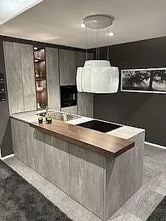 moderne L-Küche in Betonoptik grifflos