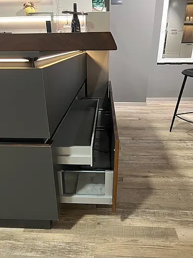 Leicht Musterküche Contino Solid in carbongrau