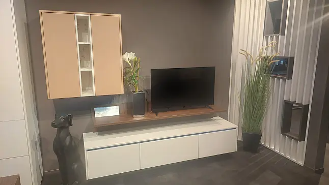 Elegante weiße Küche mit Keramik-Arbeitsplatte in Marmoroptik
