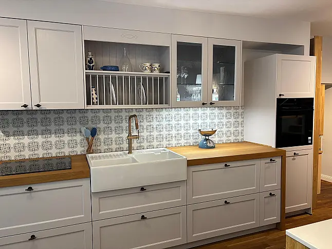 Landhausküche Esche massivholz Rahmenfront lackiert. Eiche massivholz Arbeitsplatte 6 cm stark und 75 cm tief .Die Unterschrankauszüge sind 71 cm tief. Villeroy&amp;Boch Keramik 90 cm breiter Spülstein.
