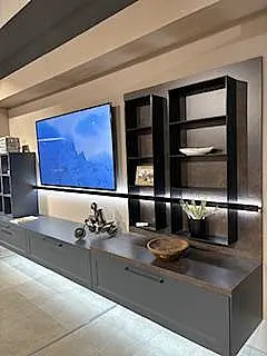 elegante Wohnwand im modernen Landhausstil