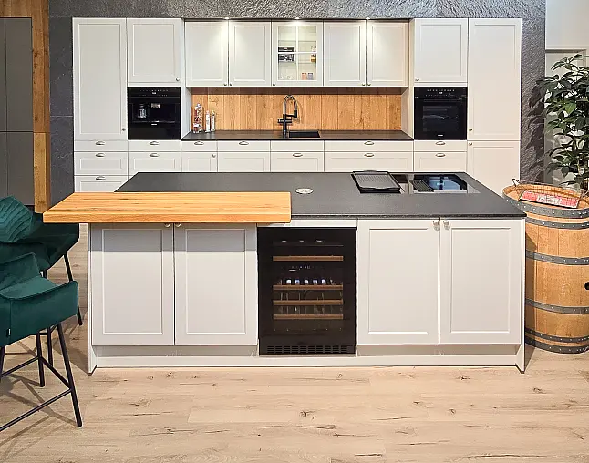 AUCH DIE GERÄTEAUSSTATTUNG IST TRAUMHAFT: Top Kombidampfbackofen, Einbau-Kaffeeautomat, Wärmeschublade, NoFrost-Gefrierer, 2-Zonen-Weinkühler, berbel Performance-Muldenlüfter mit permalyt-Filter. FLEXIBEL AUFSTELLBAR! Upgrade Blanco-Wassersystem möglich!