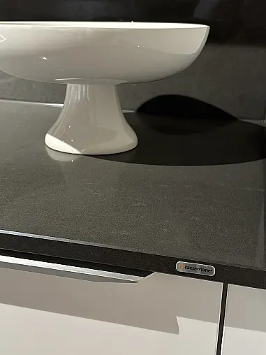 Elegante Küche mit Kochinsel, hochwertiger Quarzkomposit Arbeitsplatte + Zugangstür zu HWR
