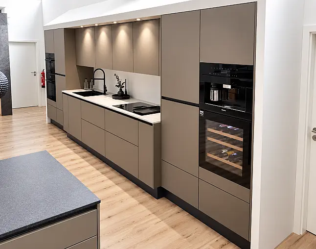 TOP-MIELE-GERÄTEAUSSTATTUNG mit Backofen, Dampfbackofen und Kaffeevollautomat! berbel Muldenlüfter mit permalyt-Filter &amp; Induktionskochfeld! Komfortabel höher platzierter Geschirrspüler! Weinklimaschrank &amp; großer Kühlschrank mit 4-Sterne-Gefrierfach!