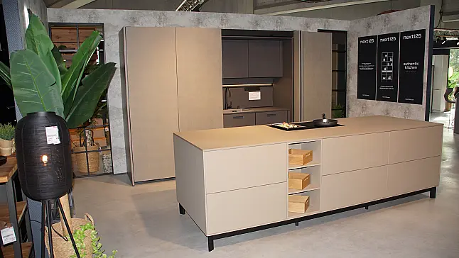 Moderne Ausstellungsküche von next125 mit Kochinsel in Saharabeige und Pocketsystem