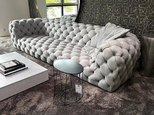 Clubsofa mit tiefer Knopfhefting Nubukleder