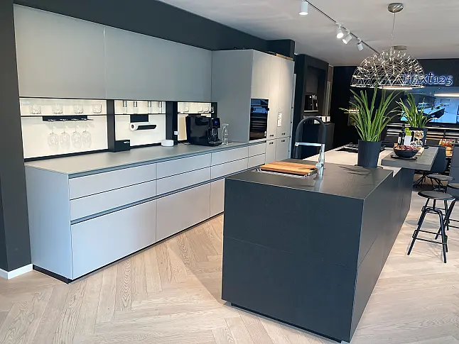 Exklusive Premium-Küche mit matten Glasfronten, einer einzigartigen Edelstahl Arbeitsplatte und einem Spülen Block