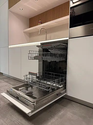 / Nobilia - Smartglas Alpinweiß trifft Edelstahl &amp; Echtholz-Design in Rillenoptik
