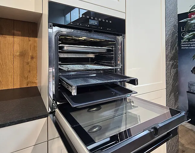 AUCH DIE GERÄTEAUSSTATTUNG IST TRAUMHAFT: Top Kombidampfbackofen, Einbau-Kaffeeautomat, Wärmeschublade, NoFrost-Gefrierer, 2-Zonen-Weinkühler, berbel Performance-Muldenlüfter mit permalyt-Filter. FLEXIBEL AUFSTELLBAR! Upgrade Blanco-Wassersystem möglich!