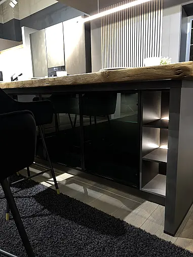 stilvolle Küche mit Kochinsel und wunderschöner Urholz antik Eichen Thekenplatte