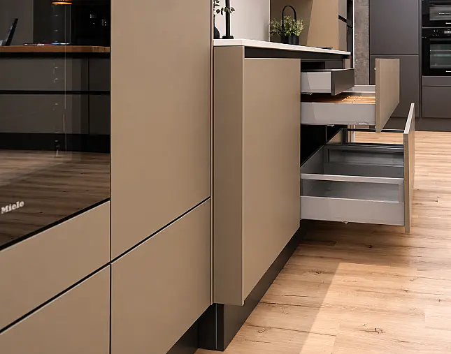 TOP-MIELE-GERÄTEAUSSTATTUNG mit Backofen, Dampfbackofen und Kaffeevollautomat! berbel Muldenlüfter mit permalyt-Filter &amp; Induktionskochfeld! Komfortabel höher platzierter Geschirrspüler! Weinklimaschrank &amp; großer Kühlschrank mit 4-Sterne-Gefrierfach!