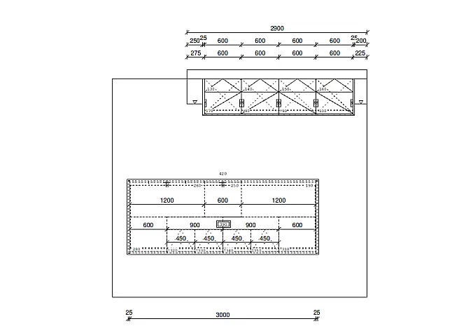 Moderner Landhausstil neu interpretiert:  Küche mit freistehender Insel, satinierten Glas-Hängeschränken und hochwertigen Siemens-Einbaugeräten