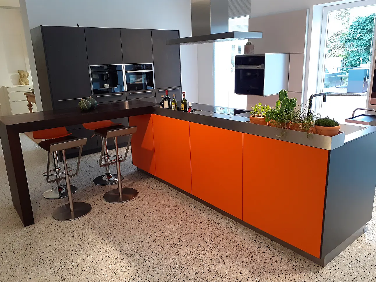LEICHT CLASSIC-FS Inselküche mit orangefarbener Insel in Kupferzell