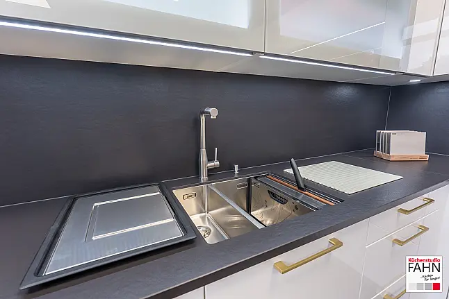 Elegante schwarz &amp; weiße Häcker Küche