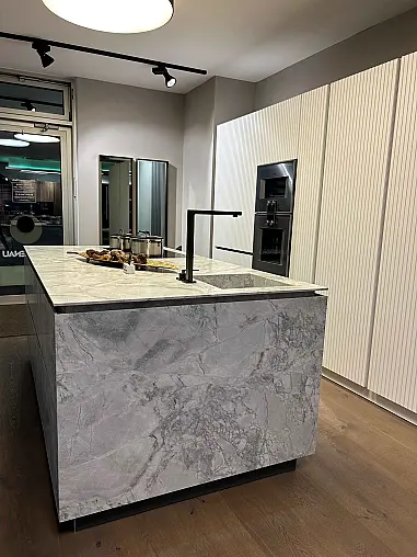 Purer Luxus in Granit gemeißelt. Die Küche für die undercover Sterneköche die keine Abstriche machen möchten. Kücheninsel aus Quarzit mit Spüle und flächenbündigem Kochfeld.