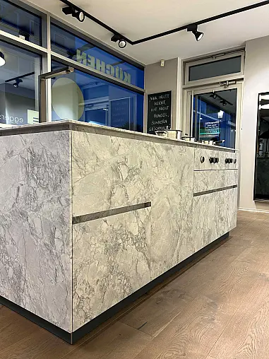 Purer Luxus in Granit gemeißelt. Die Küche für die undercover Sterneköche die keine Abstriche machen möchten. Kücheninsel aus Quarzit mit Spüle und flächenbündigem Kochfeld.