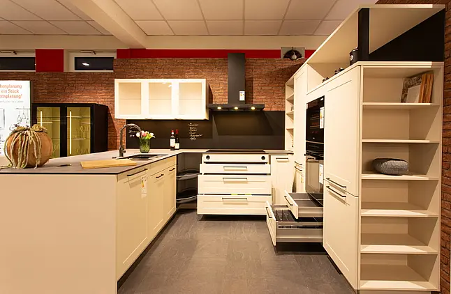 Moderne Landhausküche mit Premium-Ausstattung