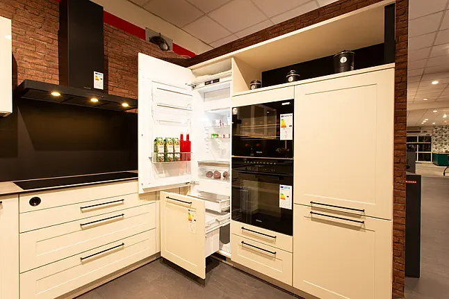 Moderne Landhausküche mit Premium-Ausstattung