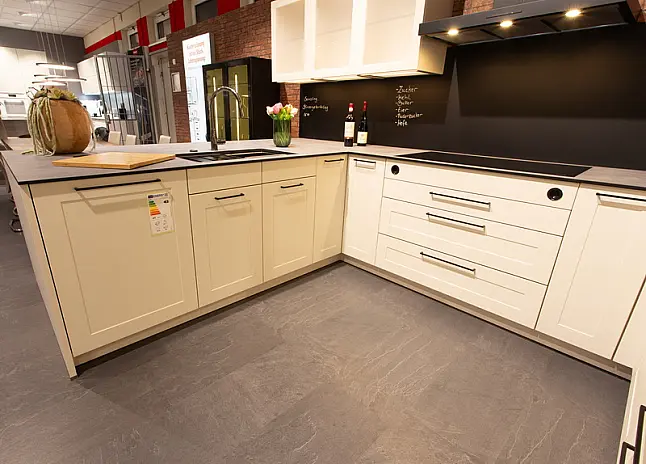 Moderne Landhausküche mit Premium-Ausstattung