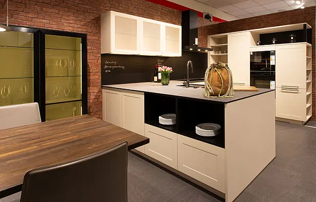 Moderne Landhausküche mit Premium-Ausstattung