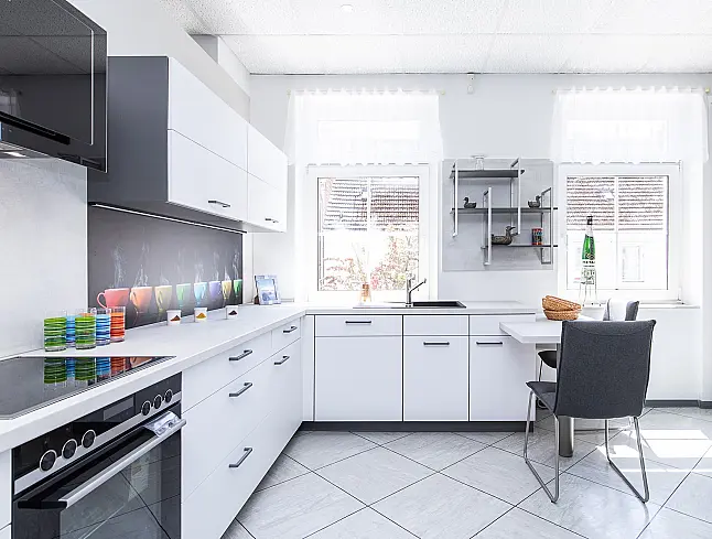 moderne Küche mit Sitzmöglichkeit (Nr.11)