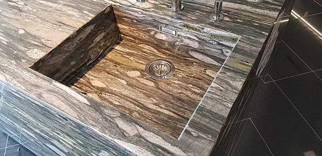 Hochwertige edle Strasser Kücheninsel  Naturstein Camouflage poliert , grifflos