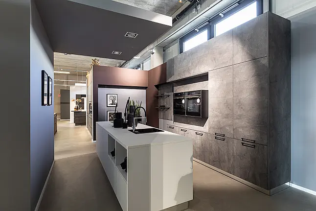 Häcker Ausstellungsküche mit großer Kochinsel und schwebenden Öfen