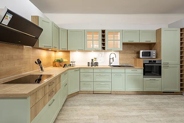 „Avocado trifft Chalet-Eiche“ – außergewöhnliche Landhausküche in L-Form mit lackierten Fronten