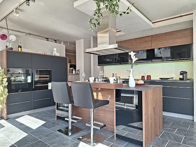 Glasküche mit Arbeitsplatten aus Dekton