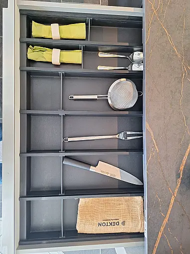 Glasküche mit Arbeitsplatten aus Dekton