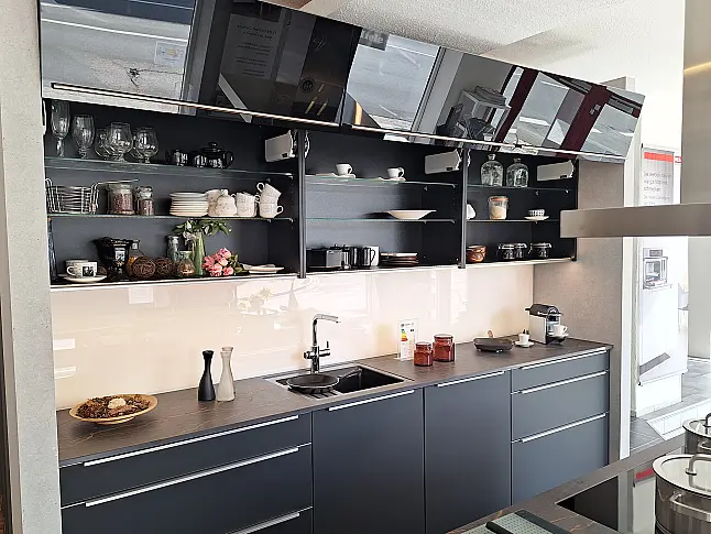 Glasküche mit Arbeitsplatten aus Dekton