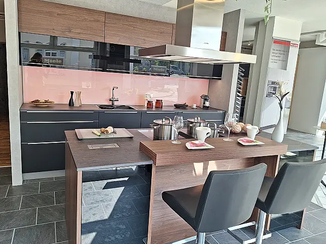 Glasküche mit Arbeitsplatten aus Dekton