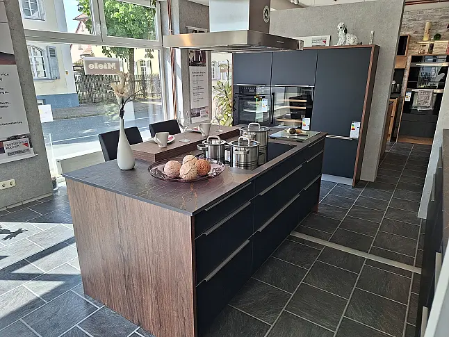 Glasküche mit Arbeitsplatten aus Dekton