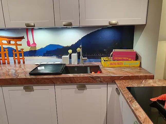 Moderne Landhausküche in Sonderfarbe NCS 1010-R50B PASTELLVIOLETT