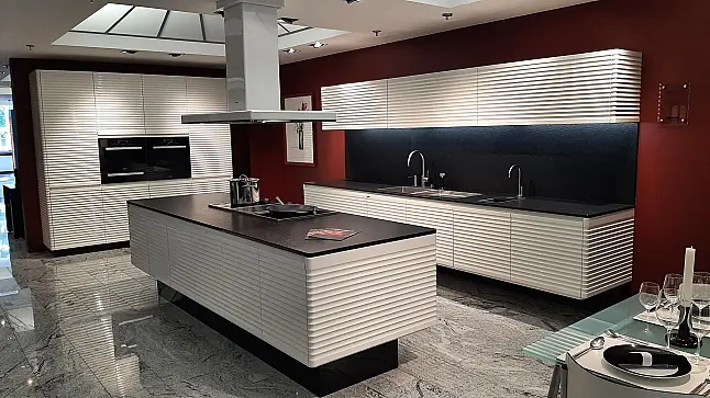 Hochwertige Designküche in Hochglanzlack Weiss mit extravaganter Optik